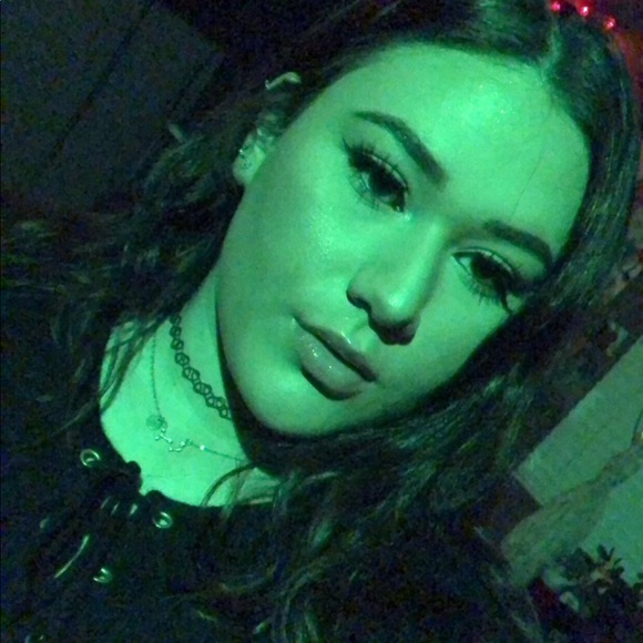 Profile Picture of Hannah Blackeye (@hannahxxbee) on Poshmark