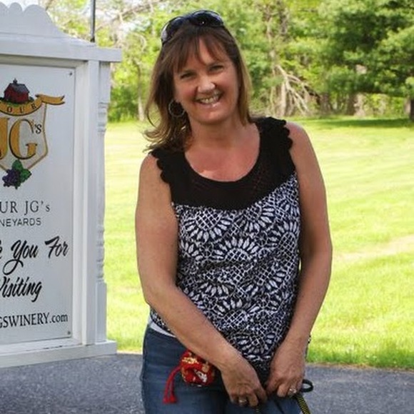 Profile Picture of Christine Roling (@christiroling) on Poshmark