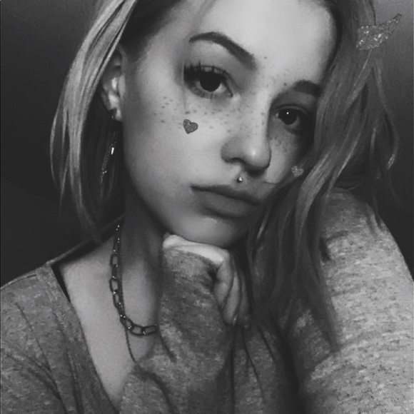 Profile Picture of Jenna Weitzman (@jennad97) on Poshmark