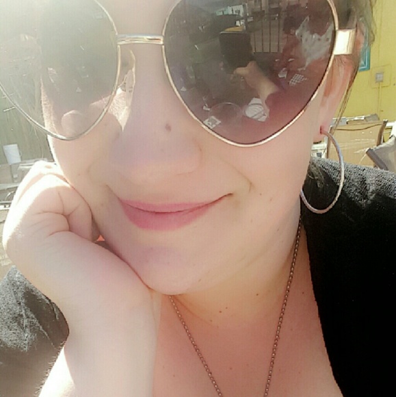 Profile Picture of Bailey Engbarth (@baibai032) on Poshmark