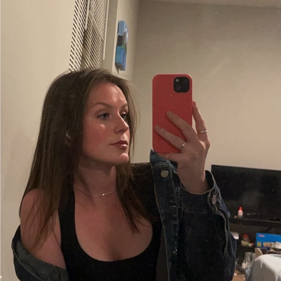 Profile Picture of Ashleigh Divver (@ashleighdivver) on Poshmark