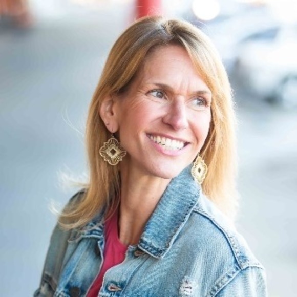 Profile Picture of Jennifer Bauldree (@j_bauldree) on Poshmark