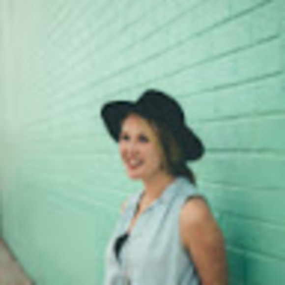 Profile Picture of Sarah Czerwinski (@sarahczerwin437) on Poshmark