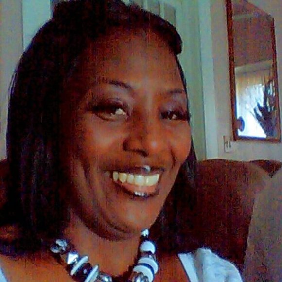 Profile Picture of Paula Blunt (@paulablunt) on Poshmark