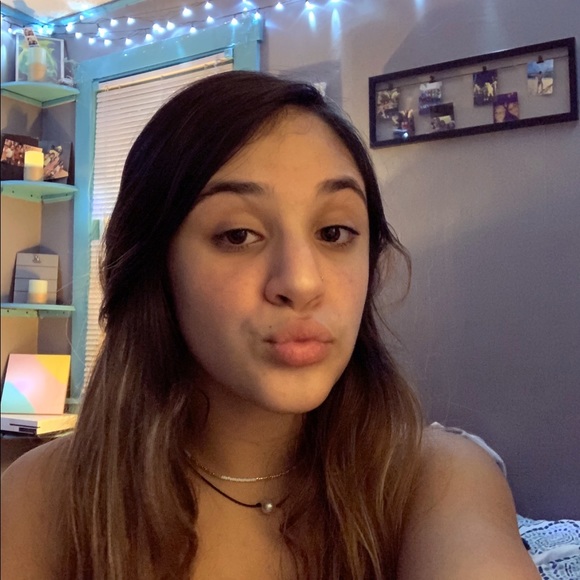 Profile Picture of Mak Gussin (@makgussin05) on Poshmark