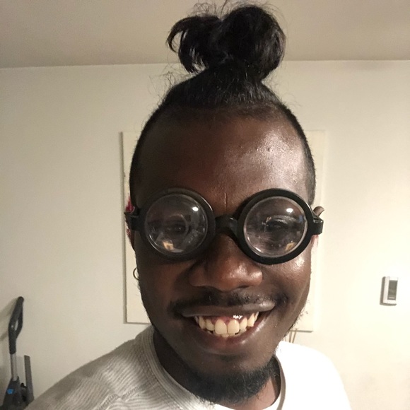 Kevin Brooks - Poshmark Profile Picture of Kevin Brooks (@baisemain) on Poshmark