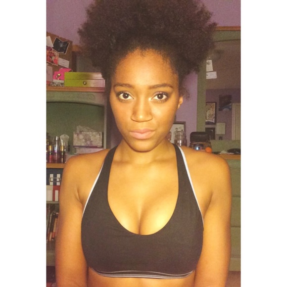 Profile Picture of Zoe Holmes (@zozo_holmes) on Poshmark