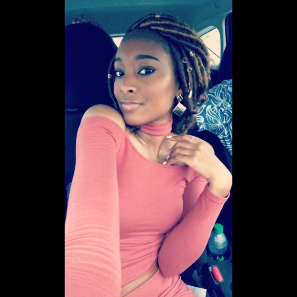 Profile Picture of Amber Wallace (@ambclay) on Poshmark