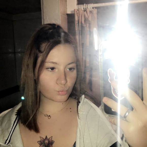 Profile Picture of Alonna Xuereb (@alonnaxuereb) on Poshmark