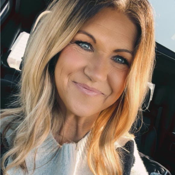 Profile Picture of Lara Bader (@lara_bader) on Poshmark