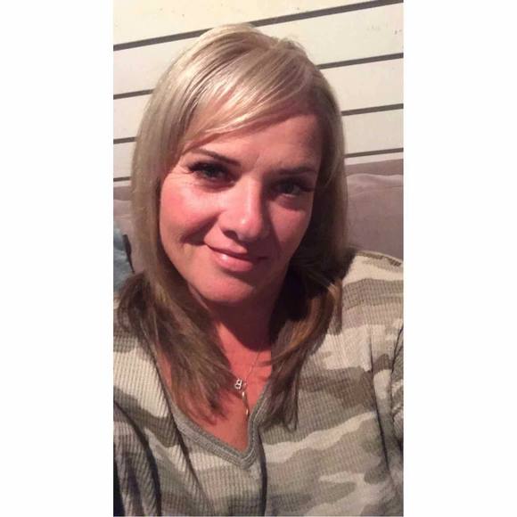 Profile Picture of Beth Conary (@bethtech1) on Poshmark