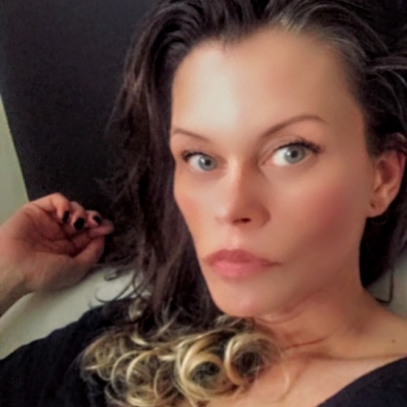 Profile Picture of Melanie Spinder (@jaymesyn) on Poshmark