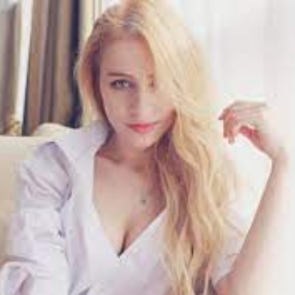 Profile Picture of Bianca Santiago (@sinhaelit) on Poshmark