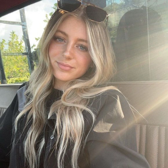 Profile Picture of Kara Griscom (@karagriscom) on Poshmark