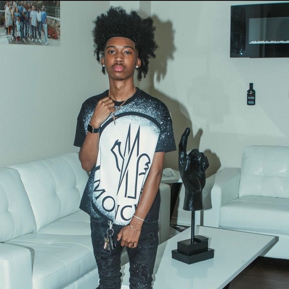 Profile Picture of James Colquitt (@jamescolquitt) on Poshmark