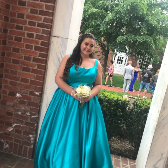 Profile Picture of Ashlea Daniels (@ashdan1221) on Poshmark