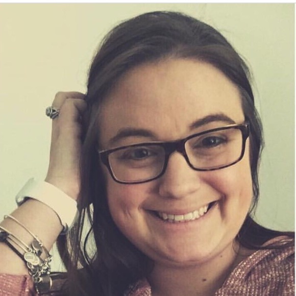 Profile Picture of Alexis Raymer (@alexisraymer) on Poshmark