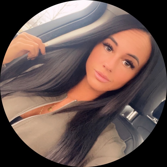 Profile Picture of Vanessa Fogolin (@vanessmaria) on Poshmark