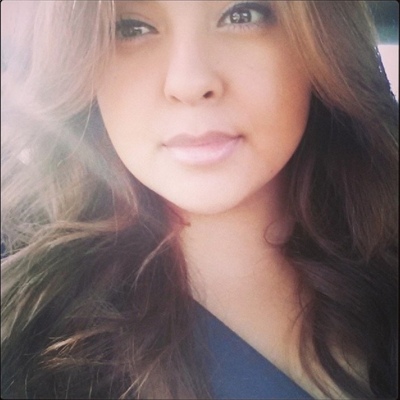 Profile Picture of Alexa Herrera (@ellaherrera) on Poshmark