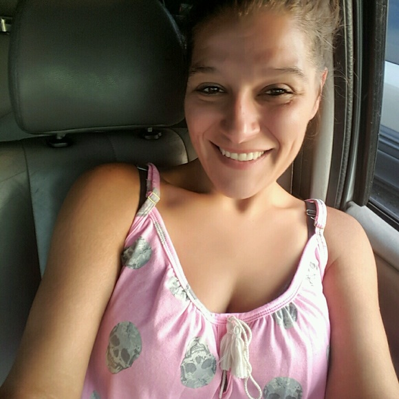 Profile Picture of Stephanie Pyle (@stephaniepyle84) on Poshmark