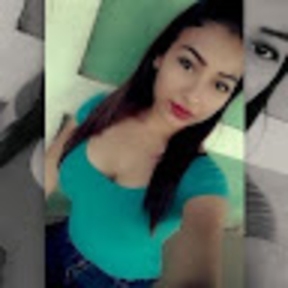 Profile Picture of Yazdania Espinoza (@yazdaniae) on Poshmark