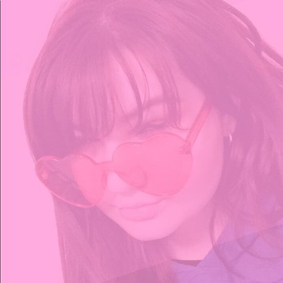 Profile Picture of Lizzie Tegart (@lizziet16) on Poshmark