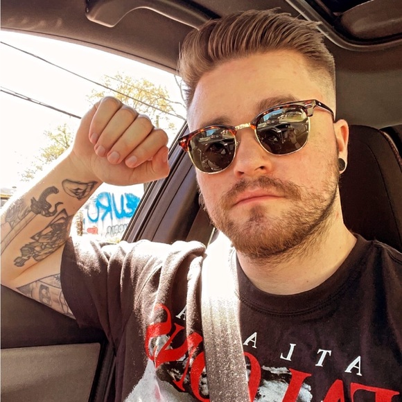Profile Picture of Ian Manglaviti (@ianmango) on Poshmark