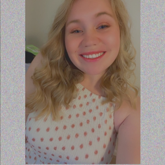 Profile Picture of Julianna Ward (@juliannaward) on Poshmark