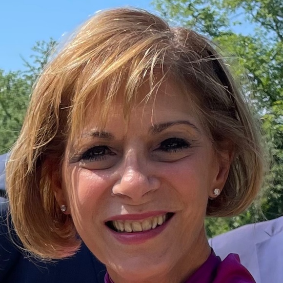 Profile Picture of Luanne Perrera (@lgarrubbo) on Poshmark