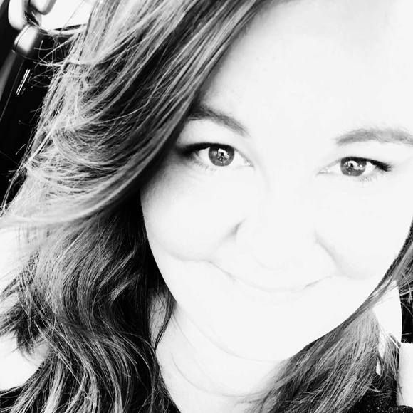 Profile Picture of Jennifer Tipple (@jennifertppl) on Poshmark