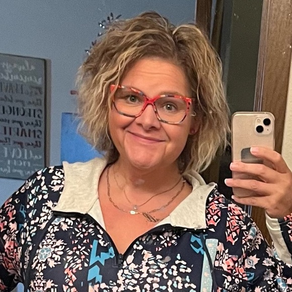 Heidi Hillebrand - Poshmark Profile Picture of Heidi Hillebrand (@heidijojo28) on Poshmark