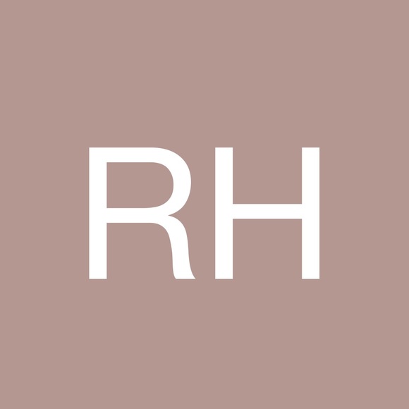 Profile Picture of Renee Hoscheit (@imthatblondie) on Poshmark