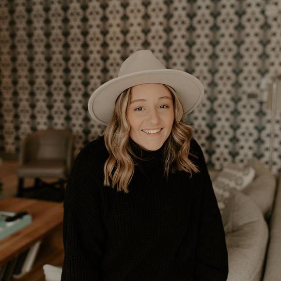 Profile Picture of Kendra Holmgren (@kendraholmgren) on Poshmark