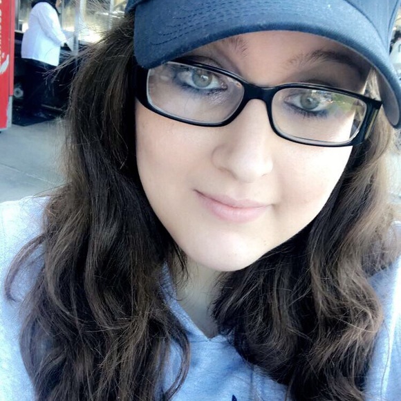 Profile Picture of Lisa Tardo (@headlightqueen) on Poshmark