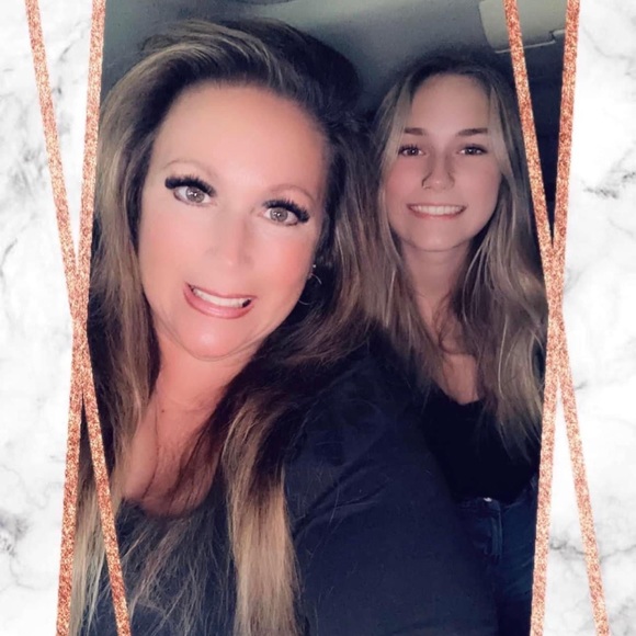 Profile Picture of Carrie Betarie (@carriebetarie) on Poshmark