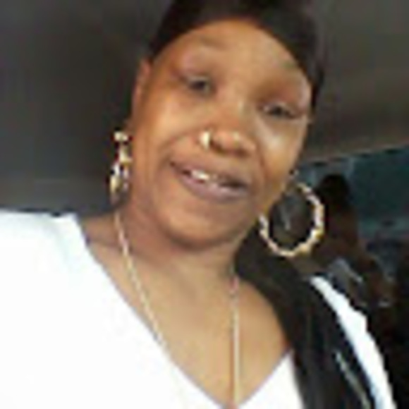 Profile Picture of Allison Edwards (@allisonedwar685) on Poshmark