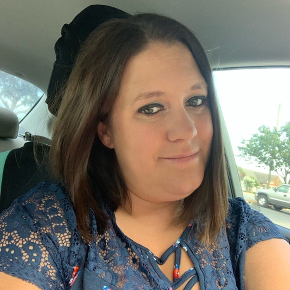 Profile Picture of Amber Schiller (@ambershipts) on Poshmark