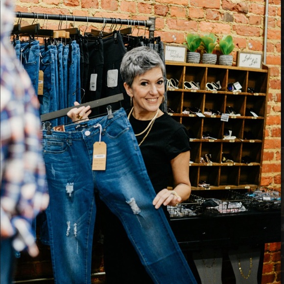 Profile Picture of Deanna Privette (@trendeedee) on Poshmark