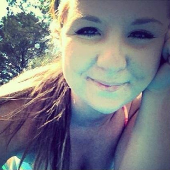 Profile Picture of Laurel Weeks (@laurel_w) on Poshmark