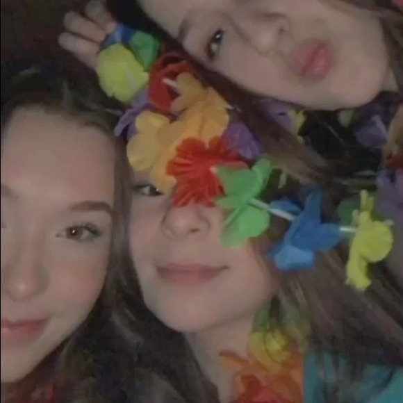 Profile Picture of Amber Halliday (@amber7456) on Poshmark