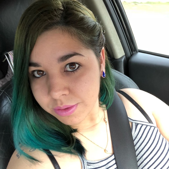 Profile Picture of Claudia Novoa (@lachiky25) on Poshmark