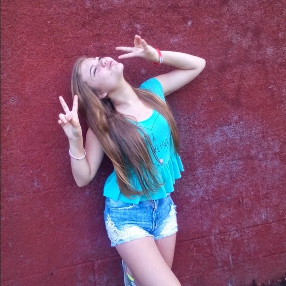 Profile Picture of Leelynn Marie harper (@lalaleelynn) on Poshmark