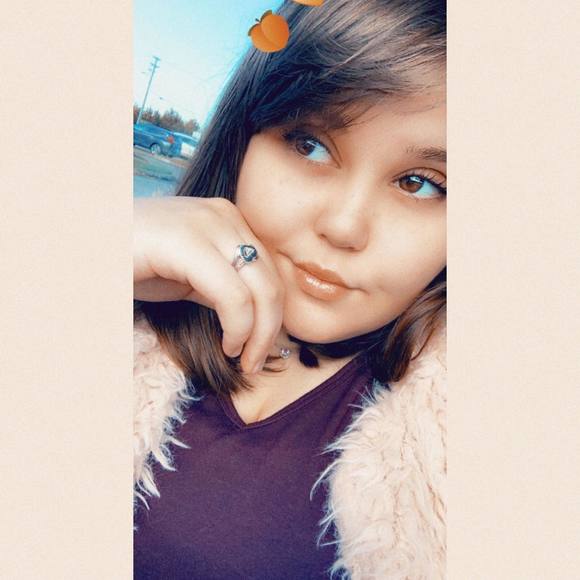 Profile Picture of Karlye Jeffries (@karlyejeffries) on Poshmark