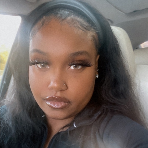 Profile Picture of Anitra Davis (@anitramichelle2) on Poshmark
