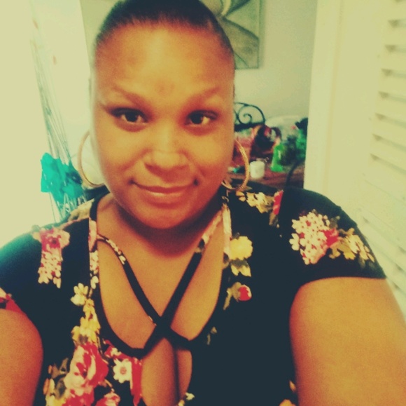 Profile Picture of Shara Mcclenton (@shara6164) on Poshmark