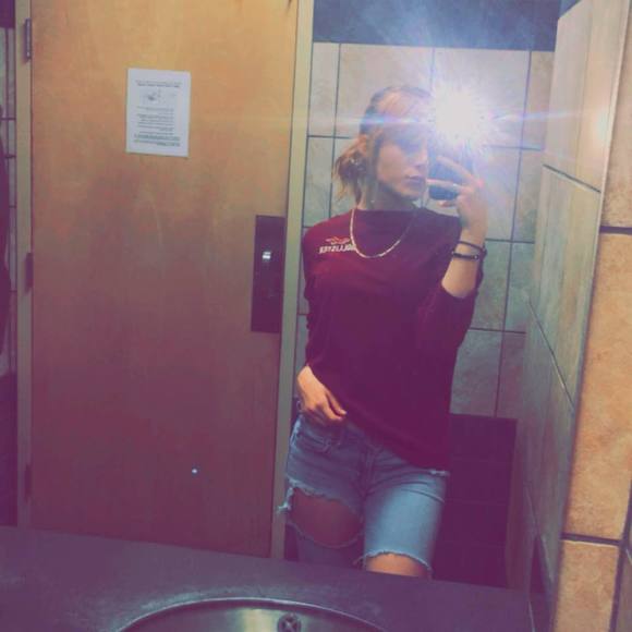 Profile Picture of Jayna Eversole (@jaiiboo) on Poshmark