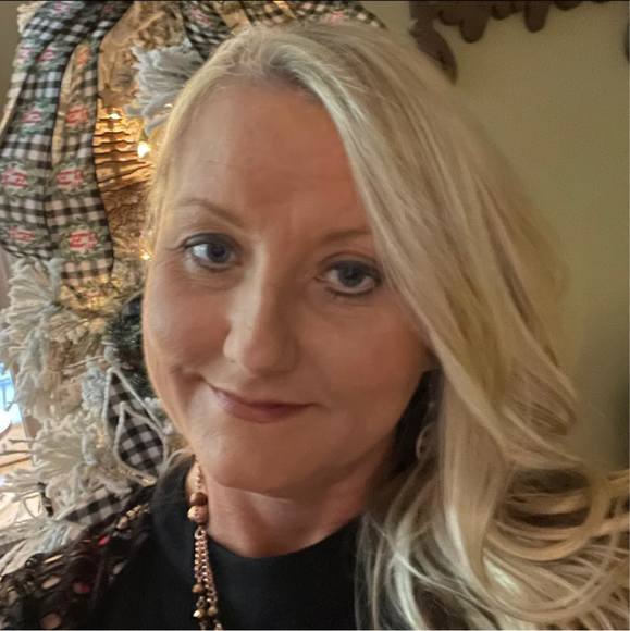 Profile Picture of Missy Abshear (@mlabshear) on Poshmark