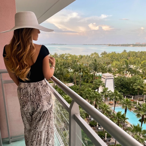 Profile Picture of Ashley Charry (@ashleycharry) on Poshmark