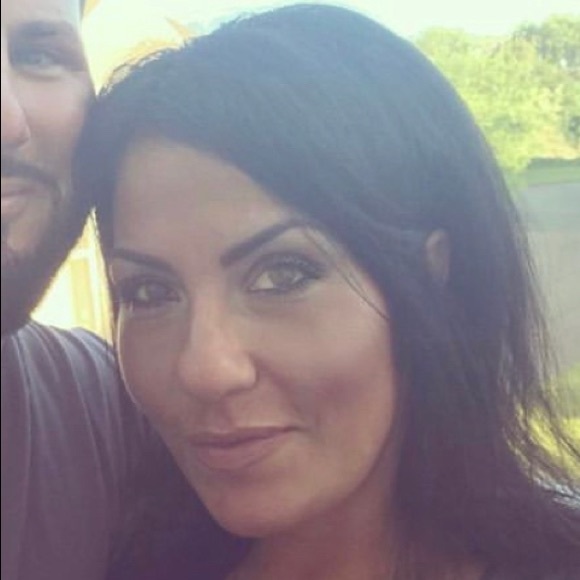 Profile Picture of Kara Redente (@karabella1981) on Poshmark