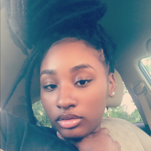 Profile Picture of Anissia Williams (@nissiwilliams) on Poshmark